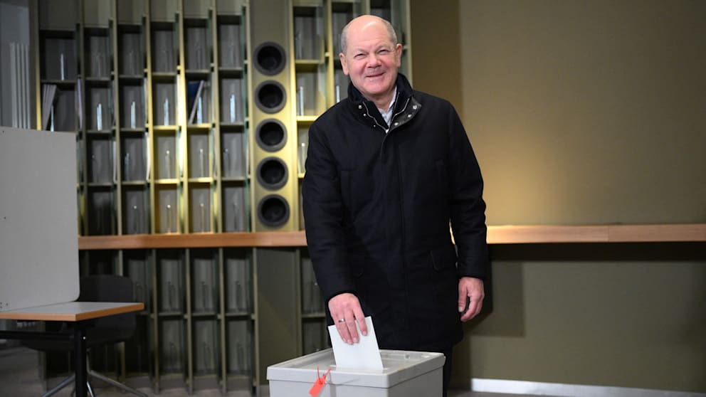 Lächeln trotz miserabler Umfragewerte: Bundeskanzler Olaf Scholz (66, SPD) gab seine Stimme in Potsdam ab