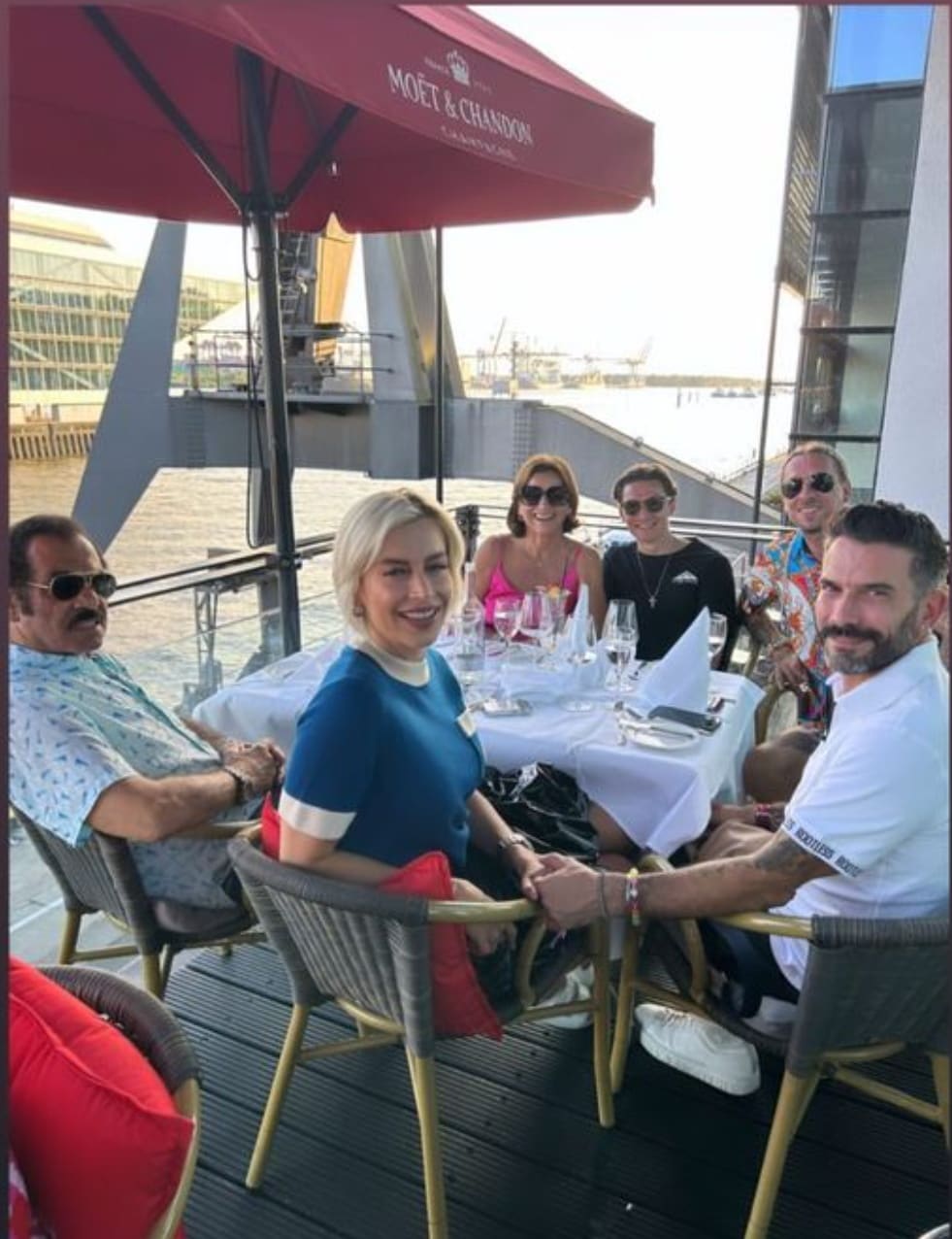 Mit dieser illusteren Runde im feinen „Fischereihafen Restaurant“ begann das Saufgelage
