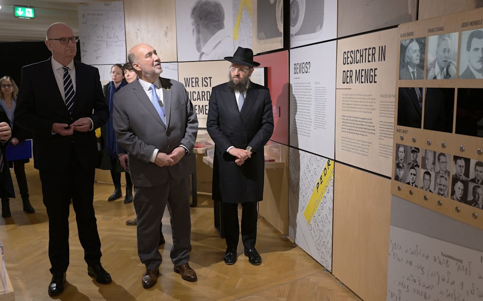 Namhafte Gäste bei der Eröffnung der Ausstellung „How to catch a nazi“ im Filmmuseum Potsdam (v.l.): der Brandenburger Ministerpräsident Dietmar Woidke (SPD, 63), Ron Prosor (66), Botschafter des Staates Israel und Brandenburgs Landesrabbiner Ariel Kirzon (45)