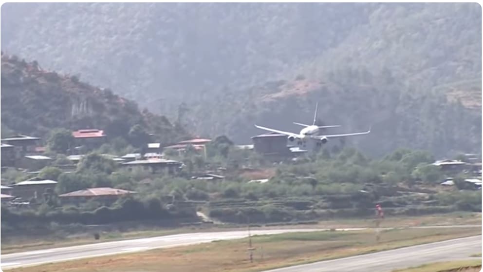 Die royale Boeing kurz vor dem Aufsetzen in Paro (Bhutan)