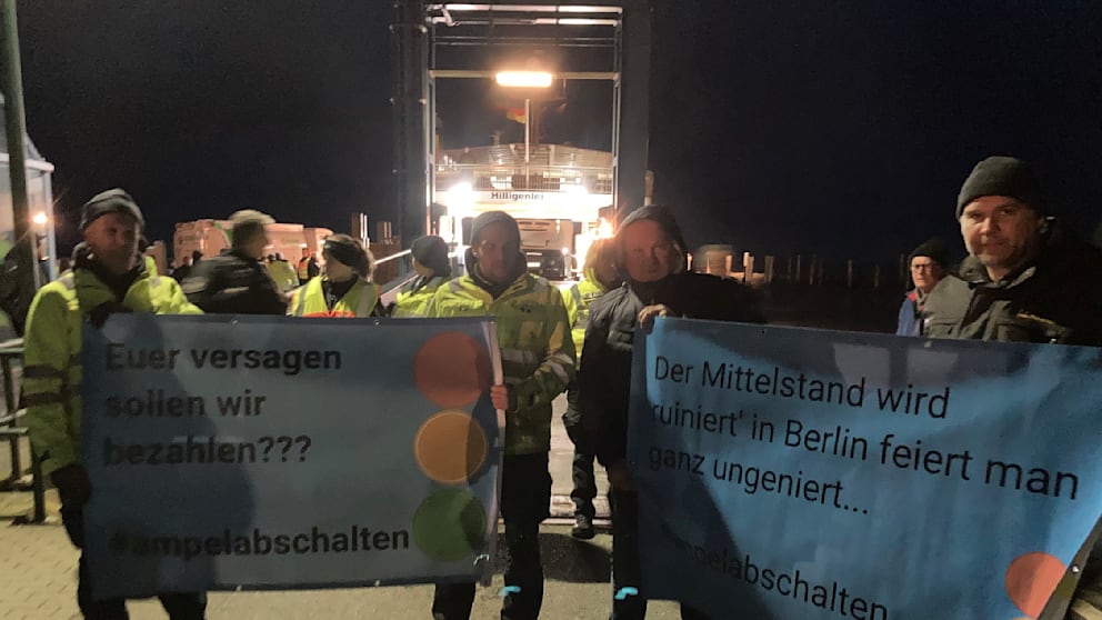 Es gab auch friedlichen Protest: Landwirte mit ihren Transparenten am Fähranleger