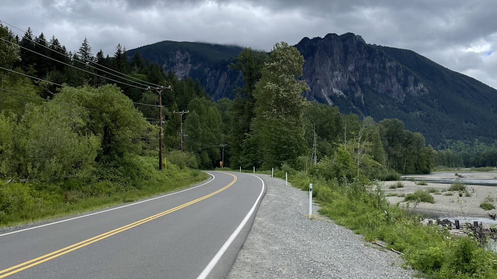 Die Reinig Road in Snoqualmie ist in der Serie der Ortseingang zu „Twin Peaks“ - die beiden Zwillings-Spitzen der Berge im Hintergrund sind Namensgeber der fiktiven Kleinstadt