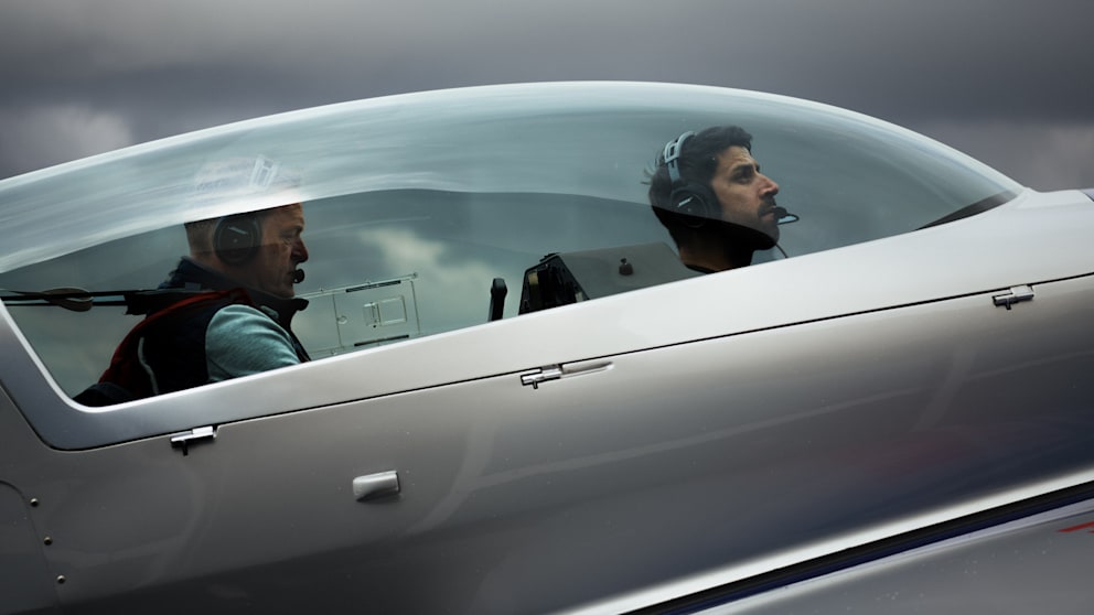 Sami Khedira (38/r.) fliegt hoch in der Luft