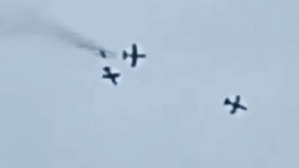 Bei der Kollision brechen offensichtlich Teile an einem der Jets ab