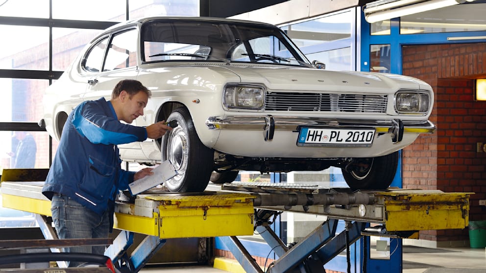 Ford Capri auf der Hebebühne. Die EU-Komission plant, ältere Autos bald jährlich zum TÜV zu schicken