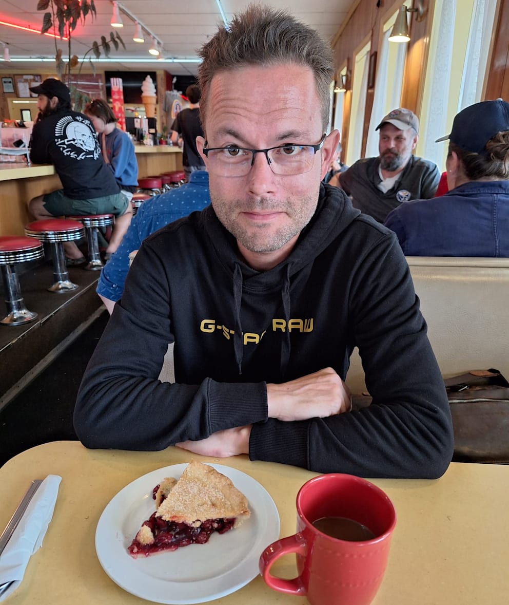 Ein Must-have für Fans: der legendäre Cherry Pie und ein Becher Kaffee