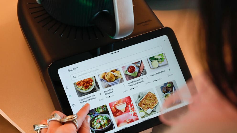 Schwarzes Design, andere Haptik und neue Kochfunktionen heben den TM7 vom Vorgänger ab. Das Display erinnert an ein Tablet – und kann via Cookidoo mehr als 100.000 verschiedene Rezepte anzeigen