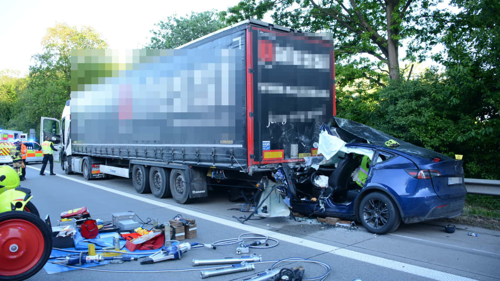 Der Tesla-Fahrer (58) wurde in seinem Fahrzeug eingeklemmt