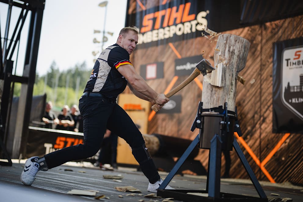 Florian Hägele aus Deutschland gibt beim „Standing Block Chop“ alles – hier fliegen die Späne! Beim STIHL TIMBERSPORTS® Semifinale in Oberammergau heißt es am 17. Mai: Holz trifft auf pure Muskelkraft!