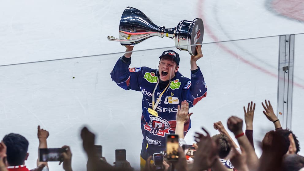 Jonas Müller nach dem Sieg im DEL-Finale mit dem Meisterpokal.