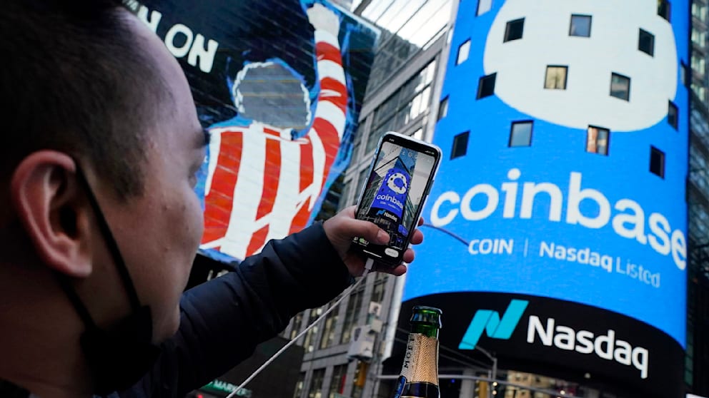 Das Coinbase-Logo am Times Square in New York am 14. April 2021 – dem Tag des Börsengangs der Krypto-Plattform