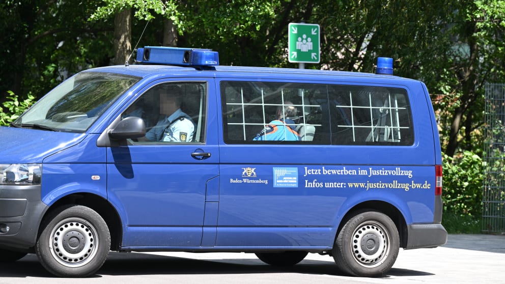 Im Bus ging es für den Verurteilten nach dem Urteil ins Gefängnis