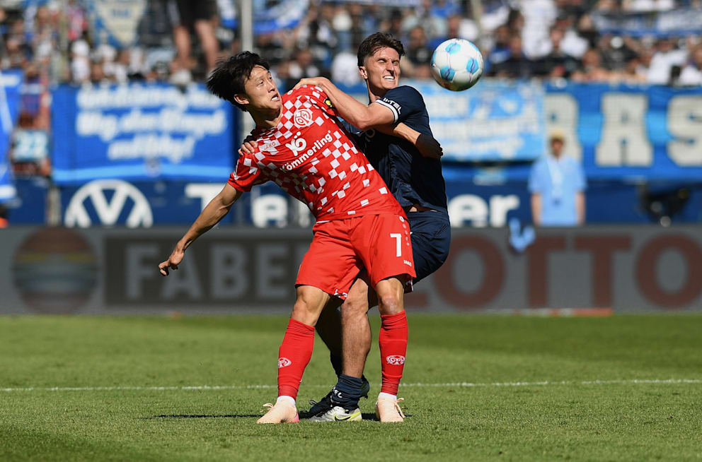 Tim Oermann (21/re.) – hier gegen Mainz-Profi Lee – wird Bochum früher oder später verlassen