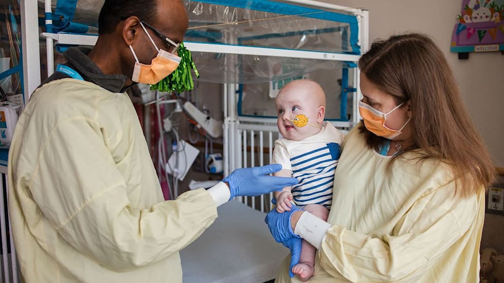 Sie kämpften für KJs Gesundheit – und helfen damit Millionen anderen Patienten seltener Erkrankungen: Dr. Kiran Musunuru, Gentherapie-Forscher von der University of Pennsylvania (li.) und Kinderärztin Dr. Rebecca Ahrens-Nicklas vom Children's Hospital of Philadelphia. KJ (Mitte) geht es gut, ein Riesenerfolg