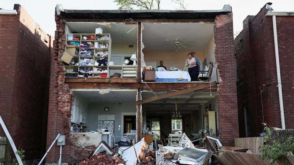 Der Tornado fegte eine Wand dieses Wohnhauses einfach weg