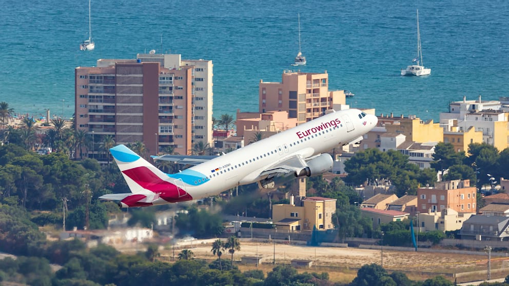 Ein Eurowings-Flieger startet vom Flughafen Palma de Mallorca (PMI)