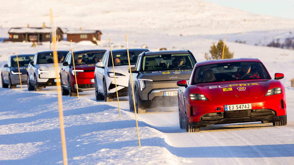 Autokolonne beim „El Prix“, dem norwegische Reichweitentest für Elektroautos: Hier wird gemessen, wie weit die Stromer wirklich kommen