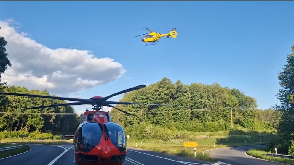 Zwei Rettungshubschrauber waren im Einsatz, brachten die Schwerverletzten ins Krankenhaus