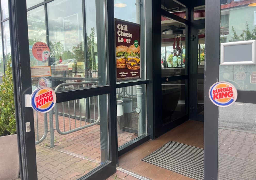 Das Fast-Food-Restaurant am Autohof Schweitenkirchen ist weiterhin geöffnet. Einfach zusperren will er nicht. Er habe Verträge zu erfüllen mit Lieferanten und dem Vermieter