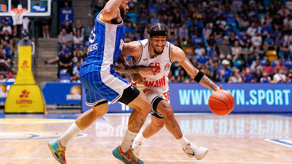 Jhivvan Jackson (26/r.) und FIT/One Würzburg Baskets könnte