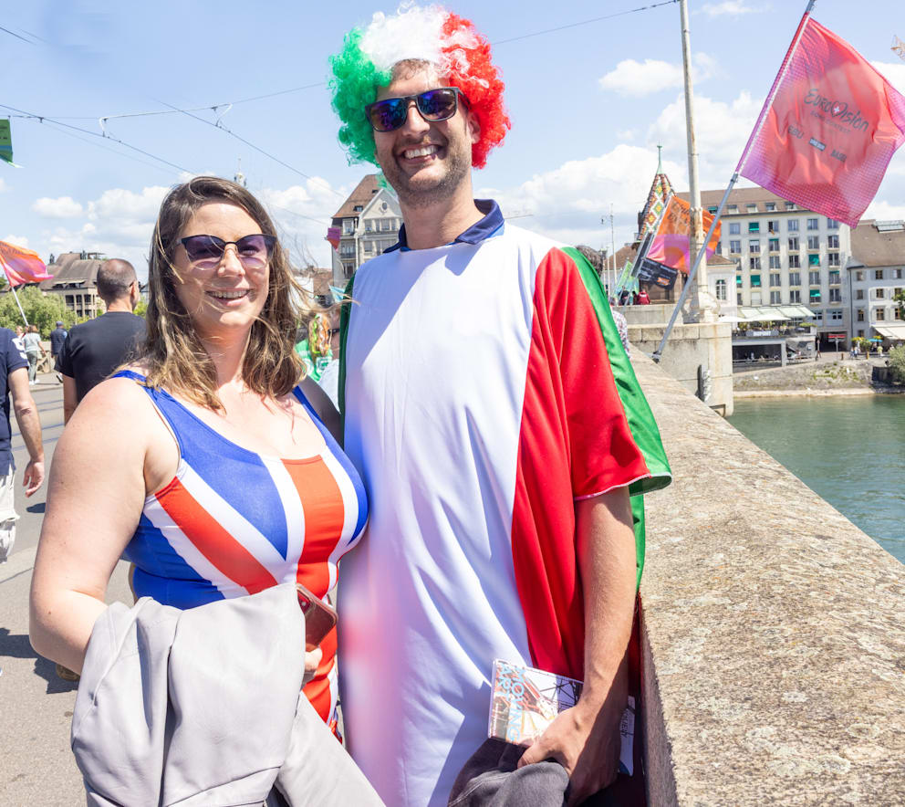 Ihre Liebe überschreitet Grenzen – auch beim ESC: Guli (33, aus Italien) und seine Frau Emely (34, aus den Niederlande, wenn auch im England-Dress) leben zusammen in Brighton und feiern jetzt in Basel