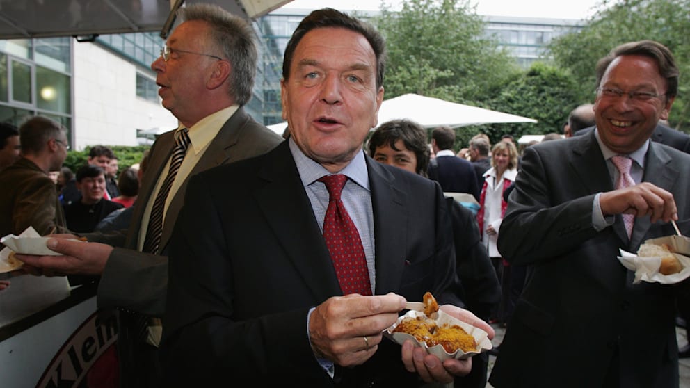 Altkanzler Schröder ist großer Currywurst-Fan. Das Foto entstand 2007
