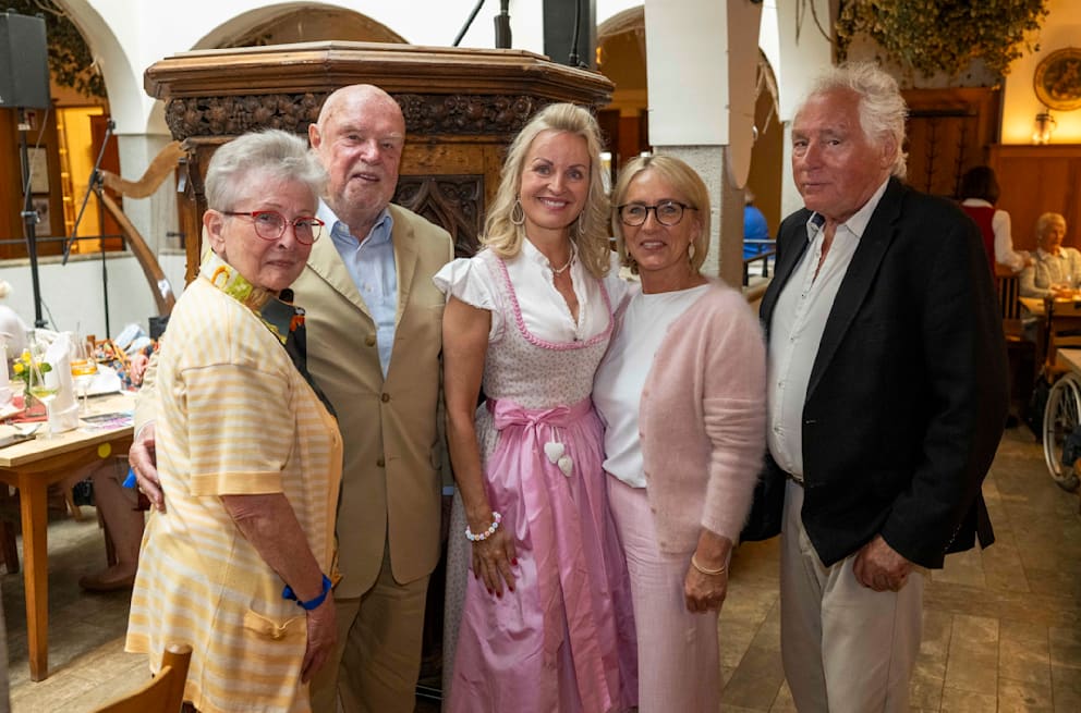Strahlend: Heidi Beckenbauer (2.v.r.) und Sandra Bisping (3.v.l., Gründerin des Vereins „Ein Herz für Rentner“) im Gespräch mit Rentnern, die zum Frühlingsfest eingeladen waren