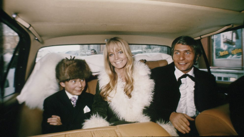 Gunter Sachs mit seiner dritten Frau Mirja und Sohn Rolf aus einer früheren Beziehung bei der Hochzeit 1969