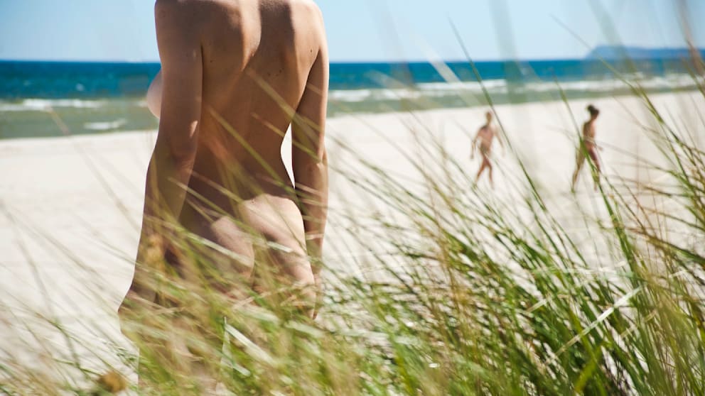 Hüllenlos am Strand – pure Freiheit für FKK-Fans