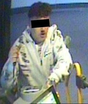 Mit diesem Foto fahndete die Polizei zuletzt nach Firas A. Es zeigt den Syrer mit einem Messer vor einem Bus in Hamburg-Billstedt