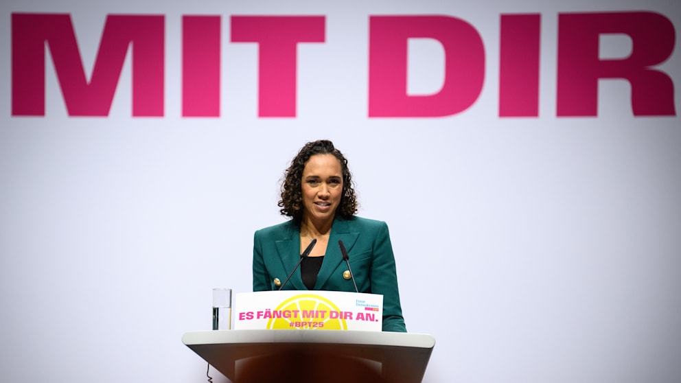Nicole Büttner spricht auf dem FDP-Bundesparteitag in Berlin zu den Delegierten