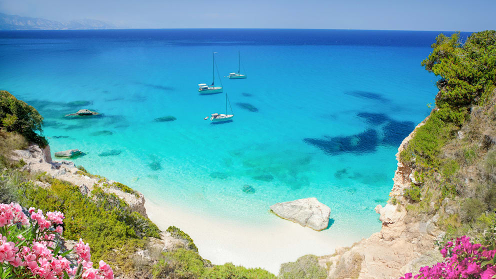 Türkisfarbenes Wasser, naturbelassene Umgebung: Dieser Traumstrand liegt in Italien