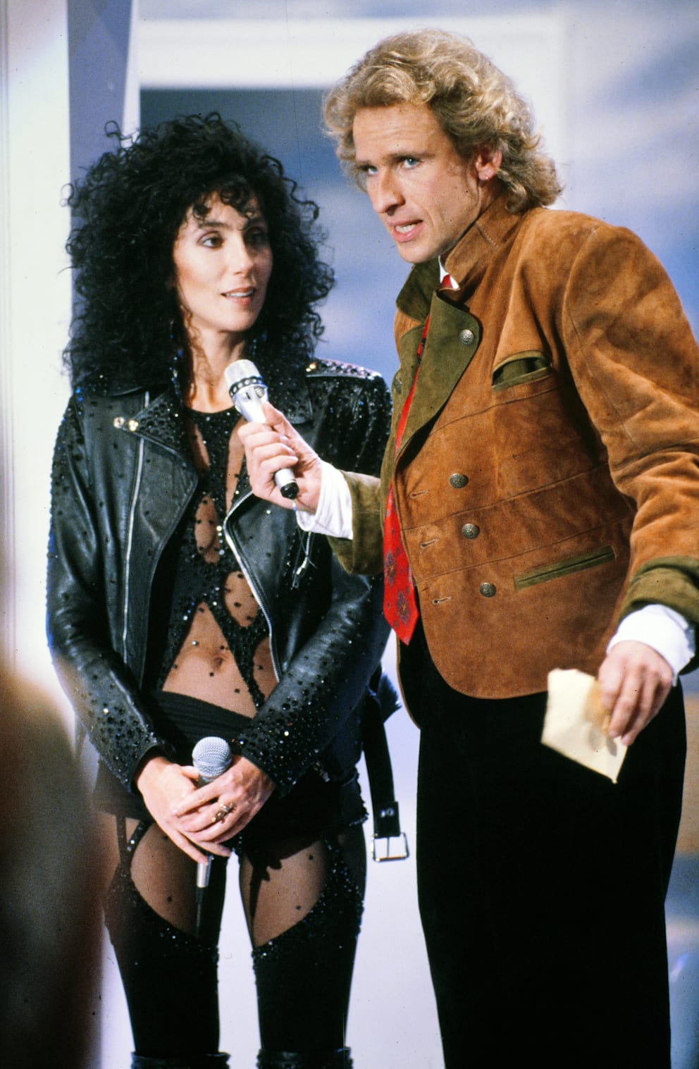1987: Bei „Wetten, dass..?“ besonders in Erinnerung geblieben ist dieser Auftritt von Cher (damals 41)