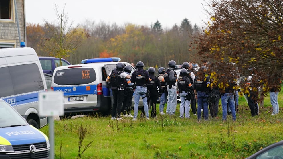 Nach dem Mord am Franzosen Fabrice D. (56) durchsuchte die Polizei das Asylbewerberheim in Hochdorf (Kreis Esslingen)