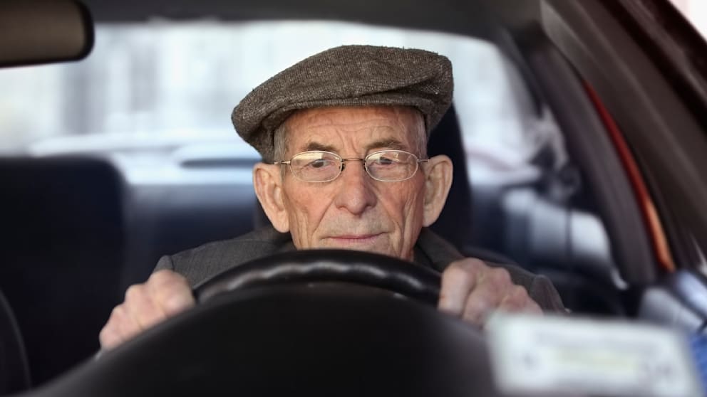 Wenn man älter wird und im Straßenverkehr unsicher ist, kann man seine Verkehrstauglichkeit überprüfen lassen