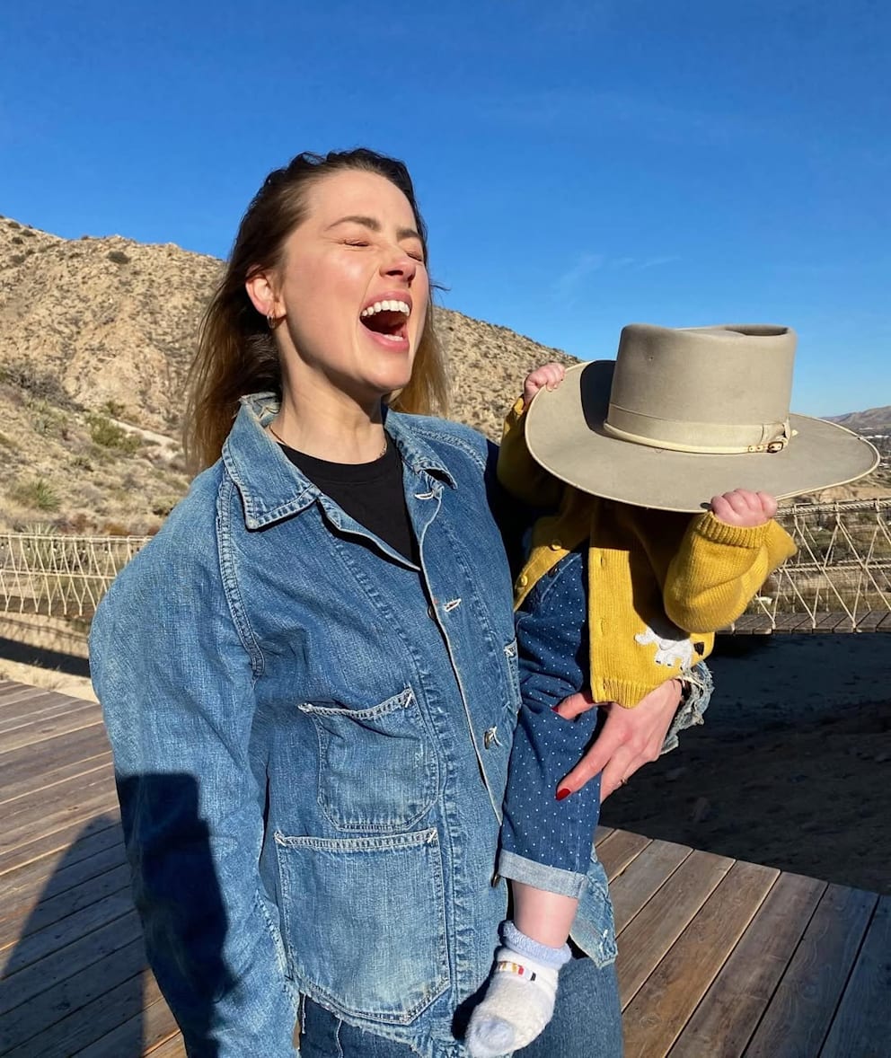 Amber Heard im Jahr 2022 mit ihrer Tochter Oonagh. Sie wurde am 8. April 2021 geboren