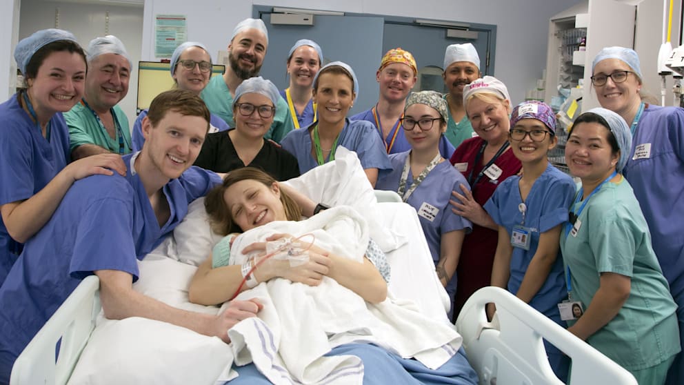 Ärzte und Krankenschwestern feierten die Geburt von Baby Amy Isabel gemeinsam mit der kleinen Familie