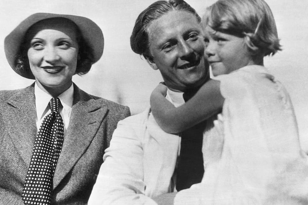 Marlene Dietrich (†90) machte die Krawatte salonfähig. Hier sieht man sie 1931 mit ihrem damaligen Mann Rudolf Sieber (†79) und Tochter Maria (heute 100)