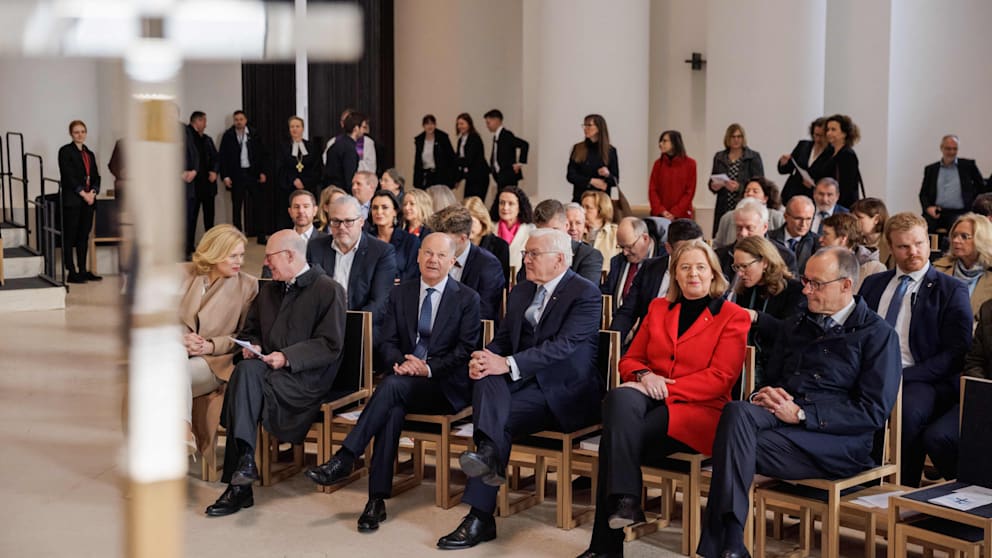 Scholz (Mitte links) neben Bundespräsident Frank-Walter Steinmeier beim ökumenischen Gottesdienst vor der Bundestagssitzung