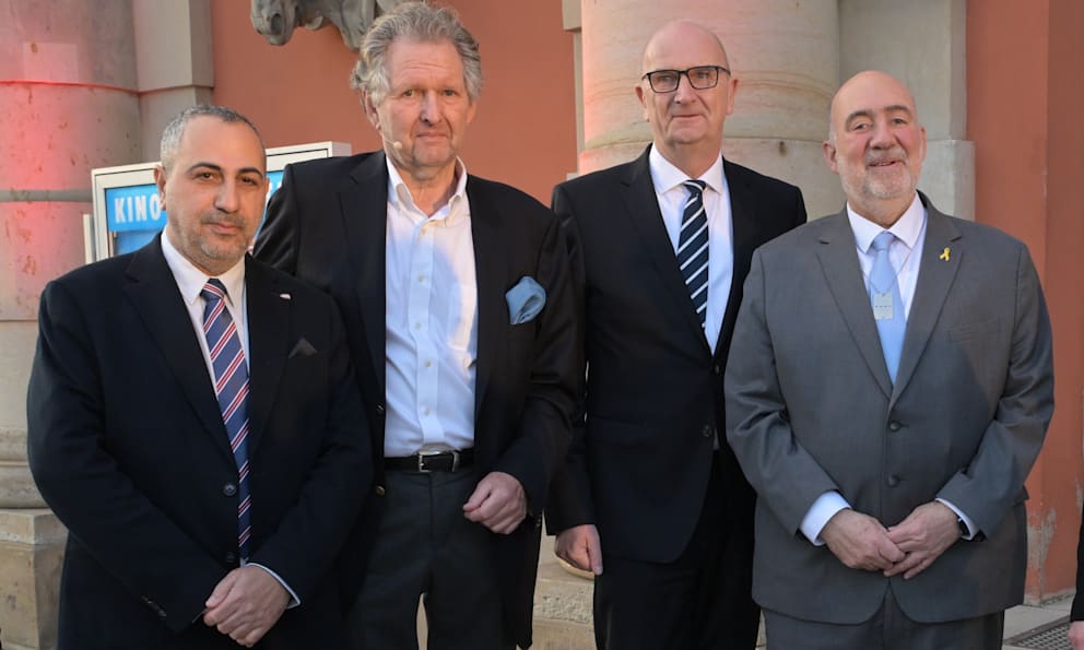 Ex-Agent und Mann hinter der Ausstellung: Der Journalist Avner Avraham (60), Christoph Rückel (74), Aufsichtsratsvorsitzender der unterstützenden Adolf Rosenberger gGmbh, Dietmar Woidke (SPD) und Ron Prosor, vor dem Filmmuseum Potsdam