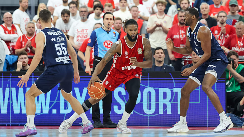 Bayern-Star Devin Booker (Mitte) behauptet den Ball gegen Aleksa Kovacevic (l.) und Tyren Johnson