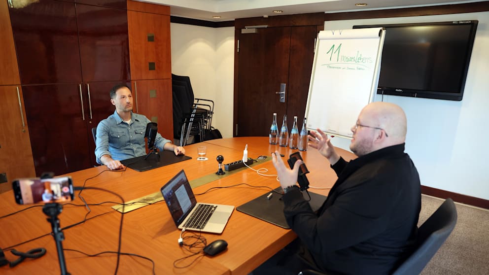 Domenico Tedesco (oben) und Phrasenmäher-Host André Albers bei der Podcast-Aufnahme in Ludwigsburg