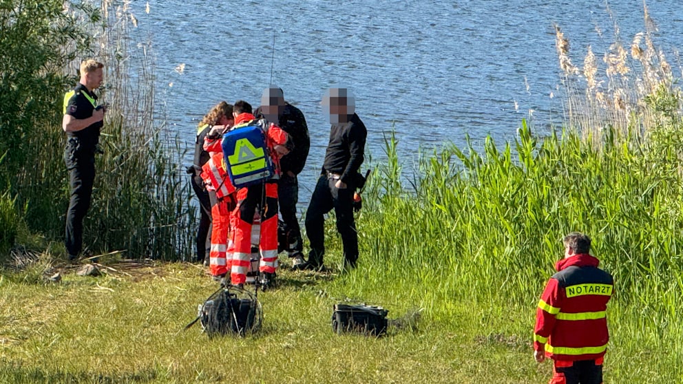 Die Polizei spricht mit den Anglern, die die Leiche entdeckten