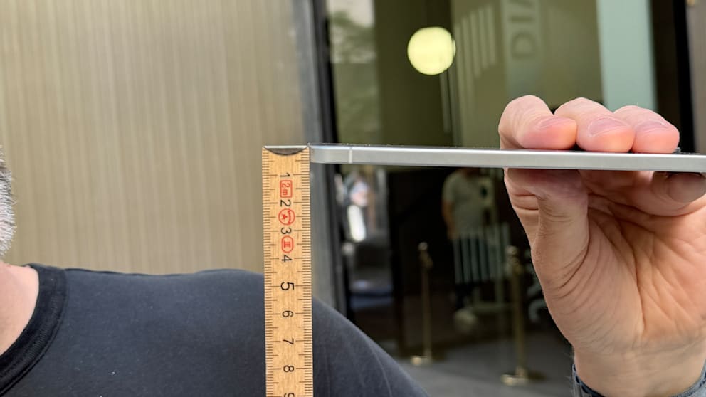 Am Zollstock endet der Rahmen etwa an der 6-Millimeter-Marke.