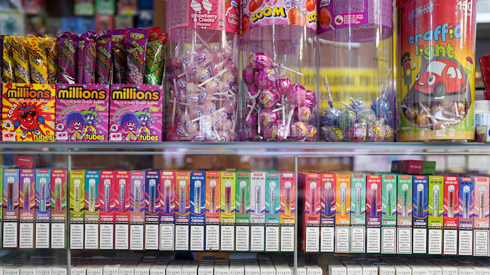 Bunte Auswahl an Vapes in einem Laden in Birmingham (Großbritannien). Bei Jugendliche am beliebtesten sind Frucht- und Dessertgeschmack
