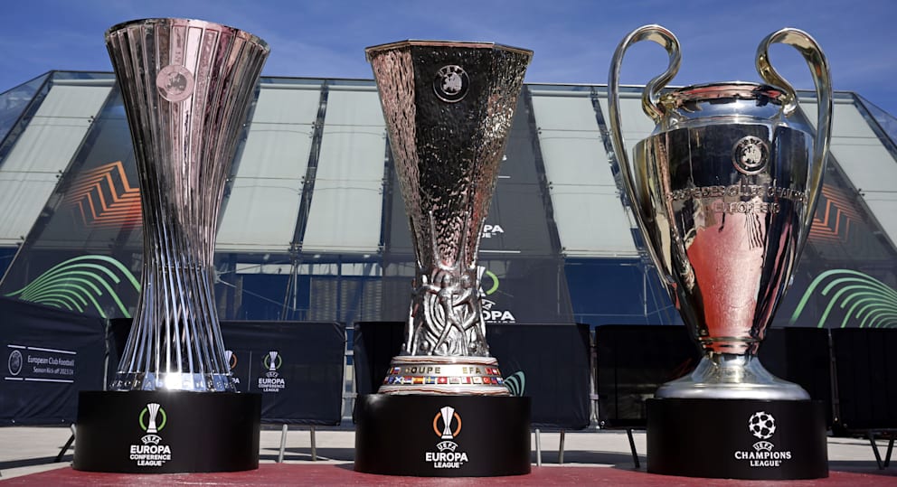 Die Conference-League-Trophäe neben den Titeln der Europa League und Champions League
