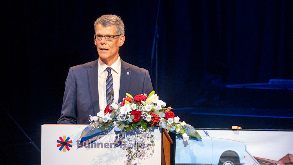 Egbert Geier, Bürgermeister der Stadt Halle, sagte: „Eine Sache hätte Peter Sodann mit Sicherheit nicht gewollt: einen weihevollen, von Trauer und Gram getragenen Festakt.“
