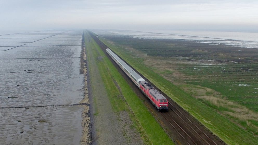 Der Hindenburgdamm verbindet Sylt mit dem Festland. Von Westerland nach Niebüll sind es 39 Kilometer