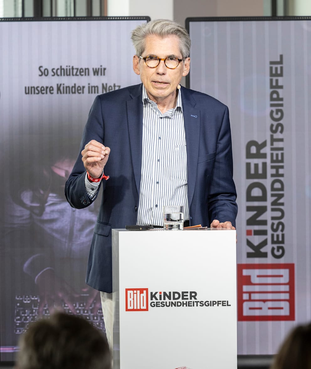 Andreas Storm, Vorstandsvorsitzender der DAK-Gesundheit, setzt sich dafür ein, dass Kinder und Jugendliche einen gesünderen Umgang mit Smartphones, Tablets und Co. erlernen