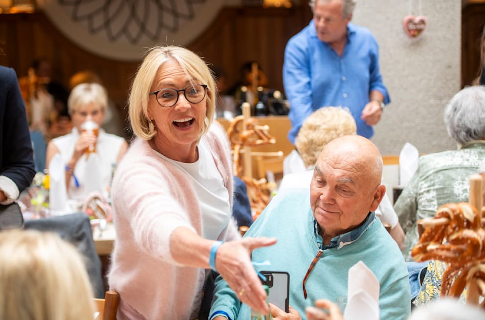 Sie hat ihr Lachen wiedergefunden: Heidi Beckenbauer (58) fröhlich beim Frühlingsfest des Vereins „Ein Herz für Rentner“ im Münchner Restaurant „Donisl“